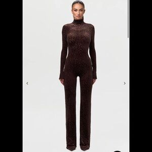 NAKED WARDROBE BURNOUT PRINT TURTLENECK JUMPSUIT
LEOPARD DARK CHOCOLATE / M